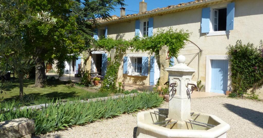 Mas Des Bougainvillees Sernhac Exterior photo