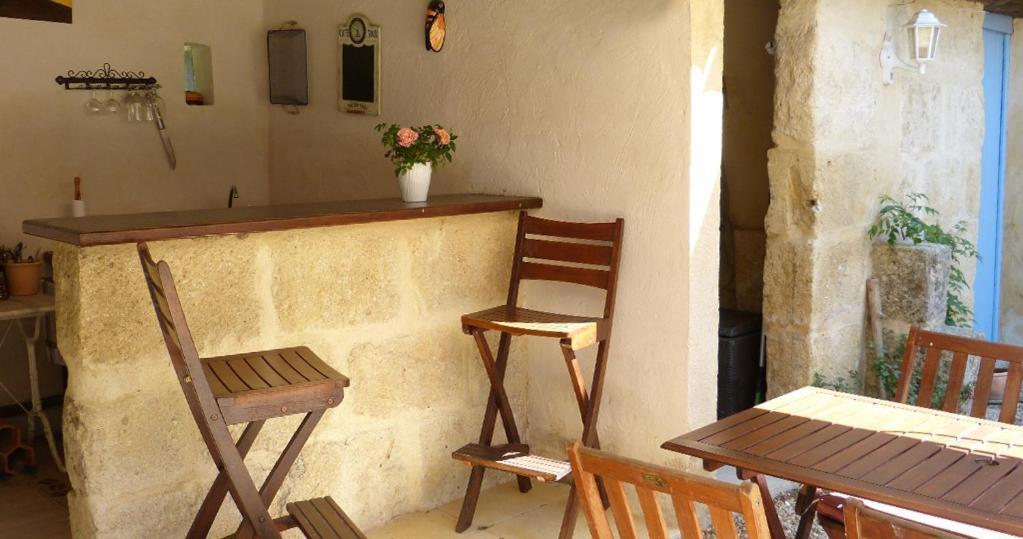 Mas Des Bougainvillees Sernhac Exterior photo